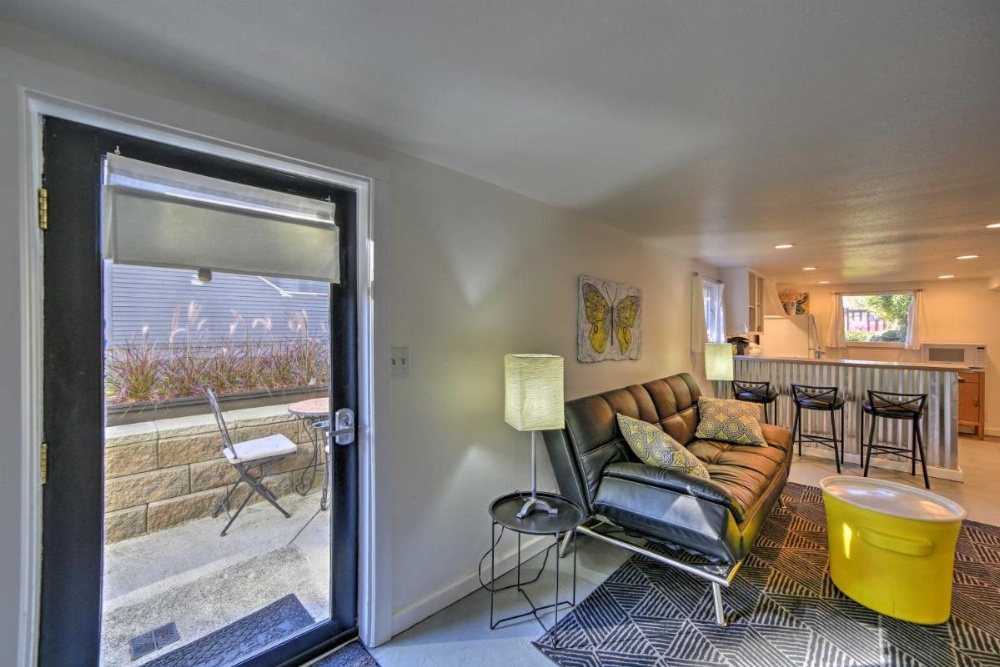 Chic Apartment 2 Blocks from Central Fairhaven! Image 15