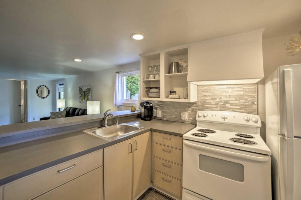Chic Apartment 2 Blocks from Central Fairhaven! Image 22