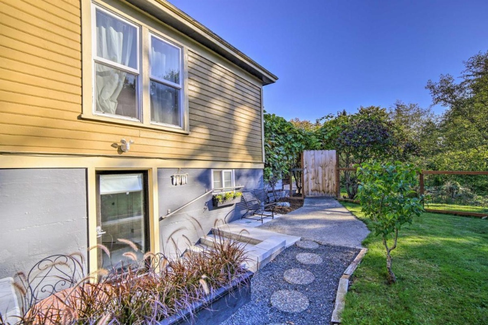 Chic Apartment 2 Blocks from Central Fairhaven! Image 24