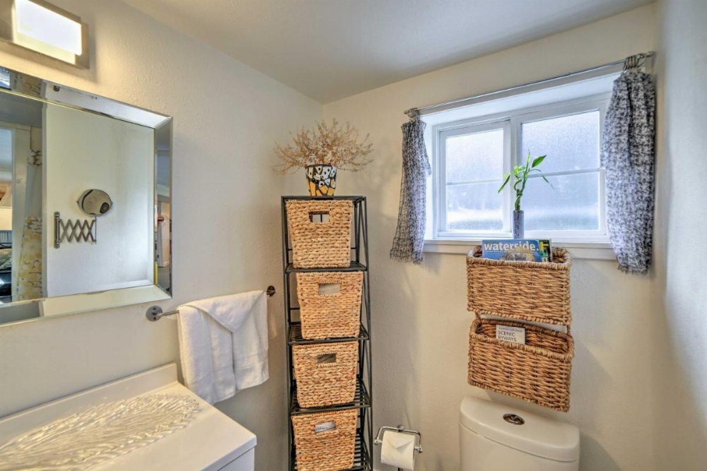 Chic Apartment 2 Blocks from Central Fairhaven! Image 7